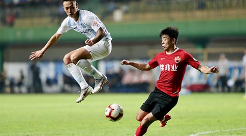 半岛体育直播-深圳佳兆业豪取客场胜利，上海上港险胜河南建业