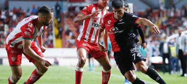 半岛体育官方-包含乌拉圭射手表现火爆，赛季末入选最佳阵容的词条