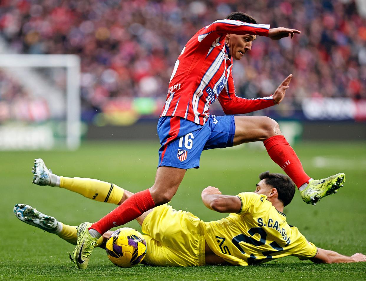 包含世界足球杯赛事焦点对决，势均力敌角逐激烈的词条