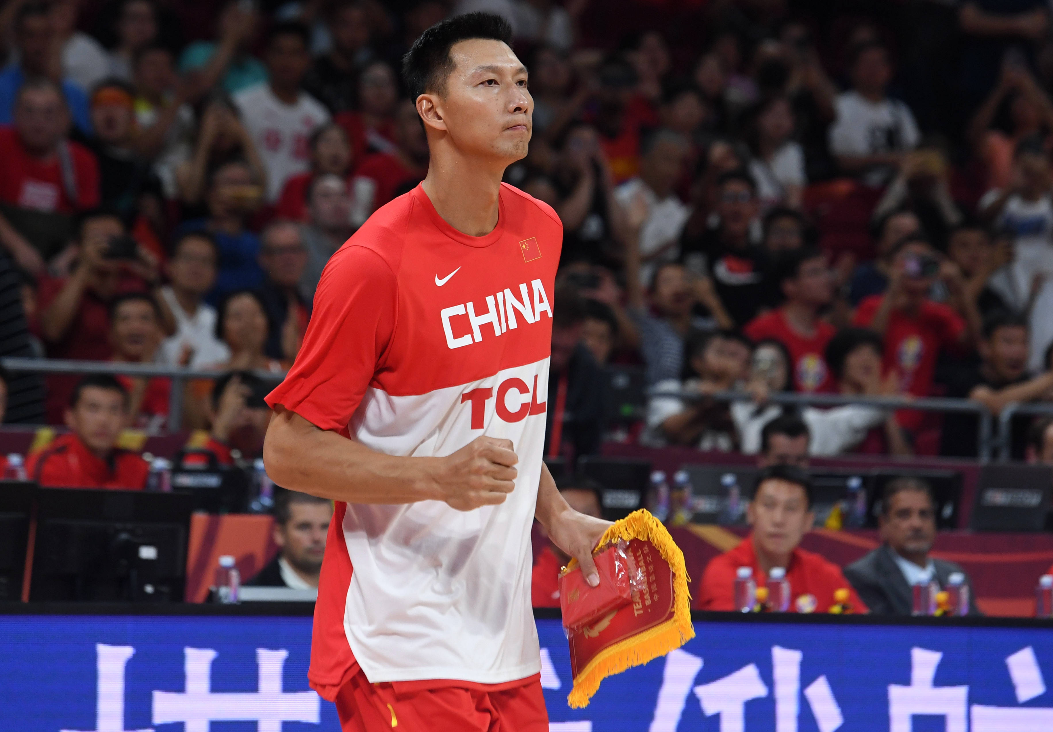 易建联成为中国男篮史上第一位离开NBA的巨星 易建联成为中国男篮史上第一位离开NBA的巨星