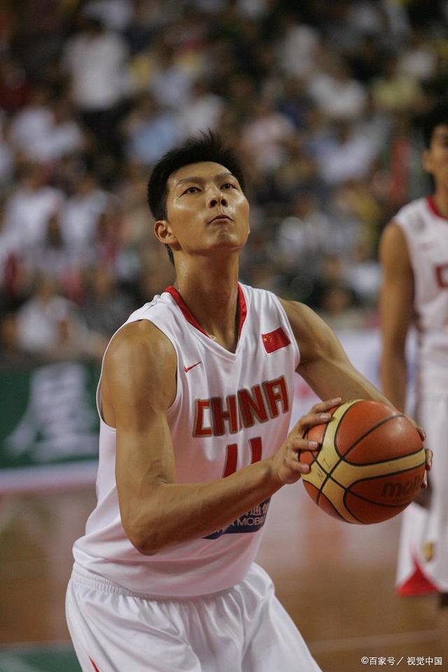 易建联成为中国男篮史上第一位离开NBA的巨星 易建联成为中国男篮史上第一位离开NBA的巨星