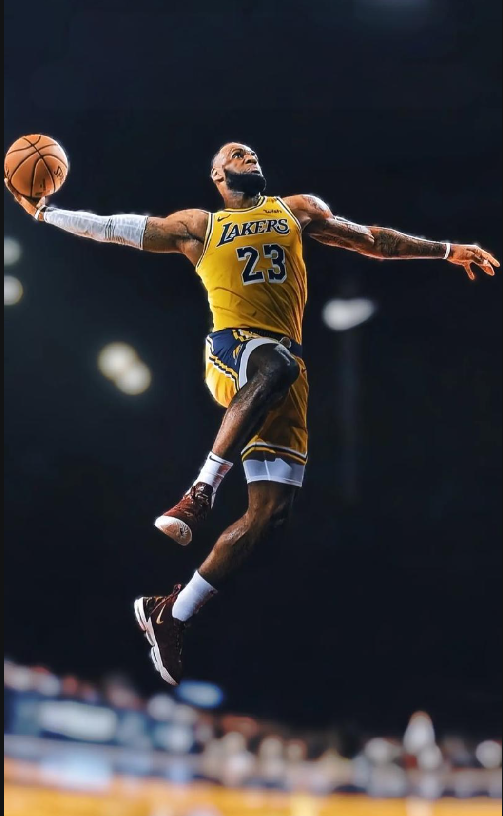 湖人大胜勇士，詹姆斯状态火热