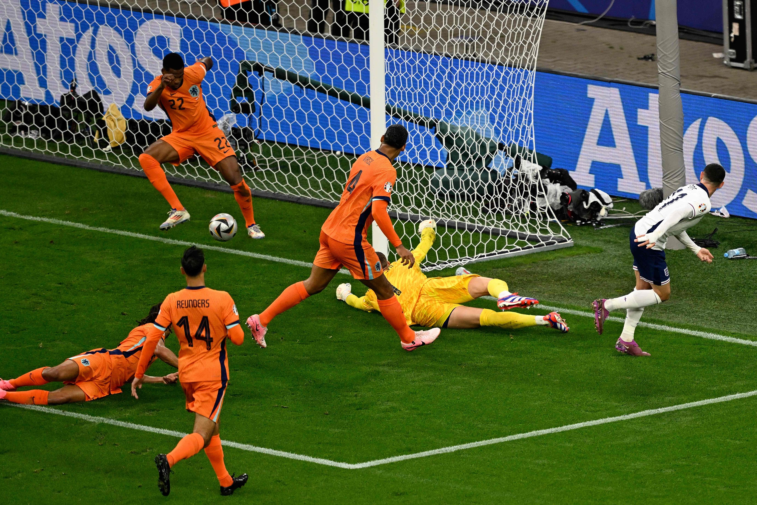 英格兰全面压倒瑞典战队 英格兰全面压倒瑞典战队