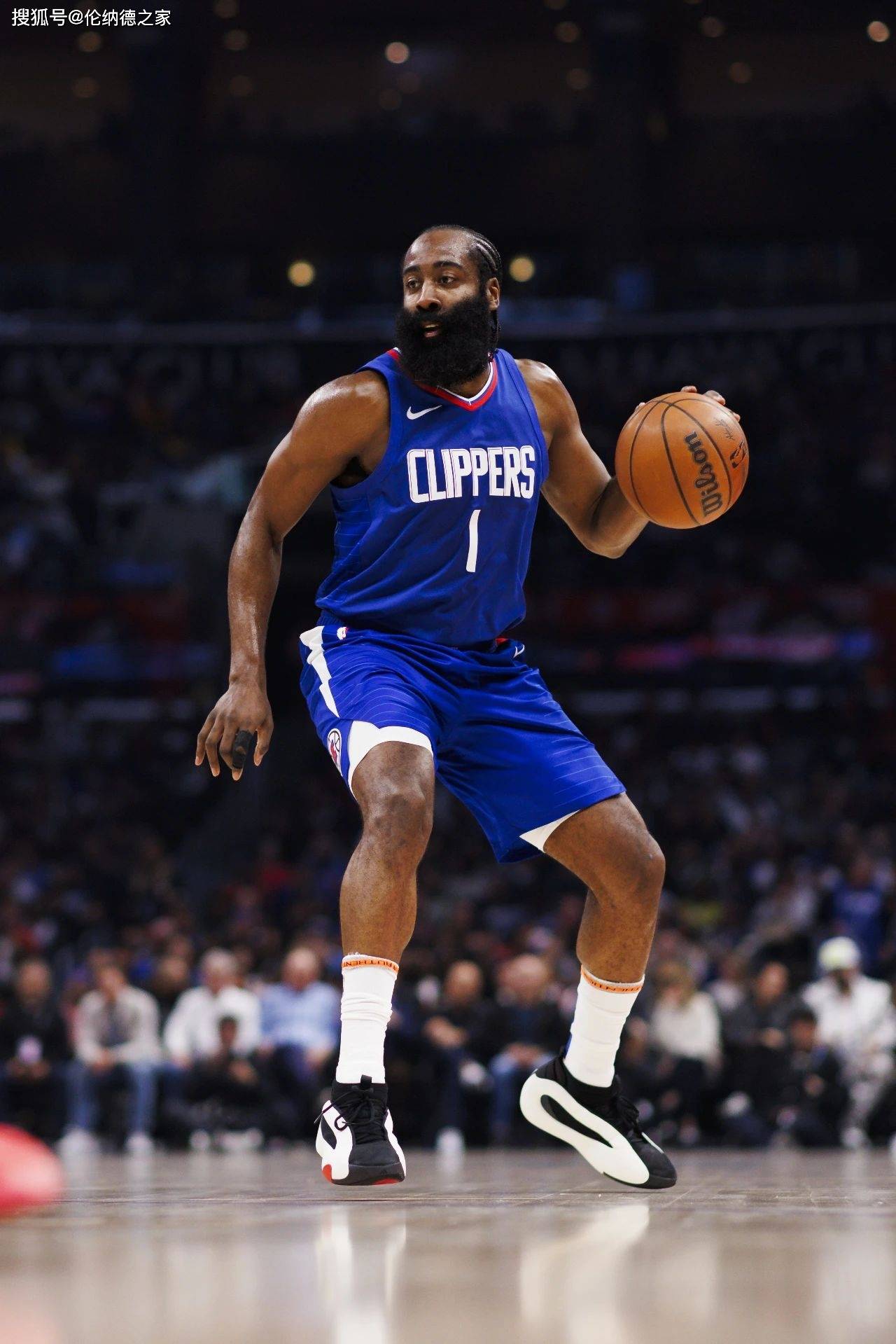 维斯布鲁克率球队击溃对手，赢得赛事头名的简单介绍