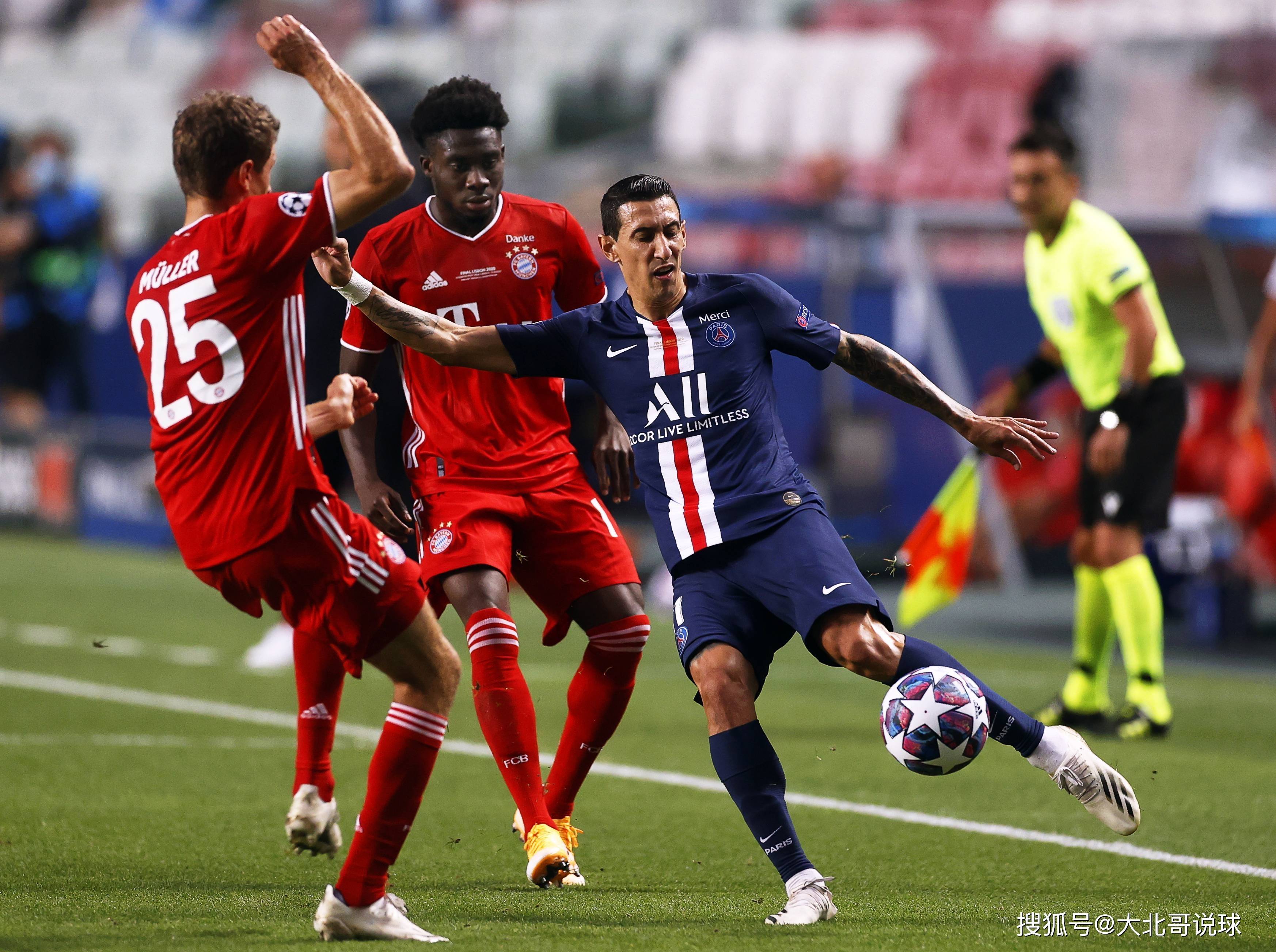 关于拜仁慕尼黑主场大胜，德甲榜首稳坐不动的信息